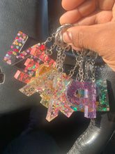 Load image into Gallery viewer, Keychain Glitter Letters
